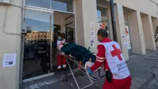 VIDEO: Banco obliga a abuelita ir a su sucursal en camilla para desbloquear su cuenta