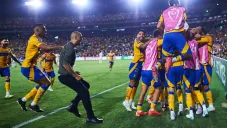 Guido Pizarro 'se olvida' de que es DT y festeja gol de Juan Brunetta con el equipo
