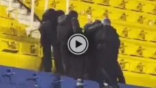 Policías golpean a aficionado de Chivas durante el Clásico Nacional en el Estadio Ciudad de los Deportes