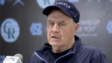 Bill Belichick se divierte en playas junto a su joven novia, Jordon Hudson