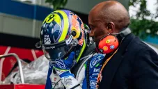 Anthony Hamilton consuela a Isack Hadjar tras su accidente en el GP de Australia