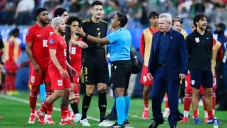 Javier Aguirre se 'encara' con los árbitros y pide explicaciones por penal en contra