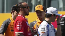 ¡No lo puede olvidar! Lewis Hamilton sufre incómodo momento en vivo recordando a Sebastian Vettel