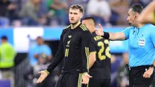 ¿Se encienden las alarmas? Santiago Giménez terminó con molestias la Final