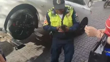 VIDEO: Policías de CDMX rescatan a gato atrapado en carrocería de auto