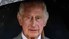 El rey Carlos III sufre efectos secundarios tras recibir tratamiento médico y está en el hospital