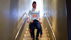 El mexicano dejó a Red Bull tras una mala temporada en 2024