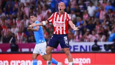 Chicharito y Alan Mozo reciben fuertes abucheos de la afición de Chivas en el Estadio Jalisco