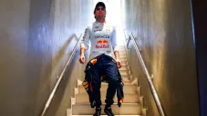 Medio británico se disculpa con Checo Pérez