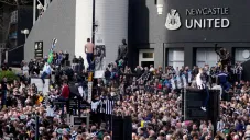 Newcastle celebra con desfile en autobús campeonato en la Carabao Cup