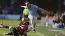 Erling Haaland fue captado con muletas al salir del estadio después de su lesión