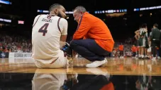 Madre rompe en llanto tras la lesión de su hijo en el basquetbol colegial