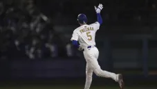 Dodgers pierden a Freddie Freeman por lesión; el pelotero se lastimó en su baño