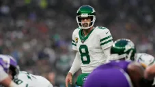 Mike Tomlin no tiene problema con que Aaron Rodgers se tome su tiempo para decidir si jugará en 2025