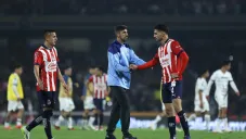 ¡No lo olvidan! Aficionado de Chivas le regala playera a Veljko Paunovič en España