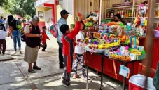 ¿Desaparecerán los puestos de comida chatarra que hay afuera de las escuelas en CDMX?