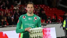 Portero en el futbol Noruego recibió bandejas de huevo como premio al MVP