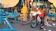 VIDEO: Pobladores hacen rapiña de motos tras accidente de tráiler en Jilotepec