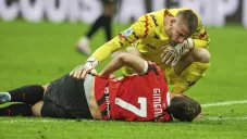 Santiago Giménez sale lesionado tras aparatoso choque con David De Gea