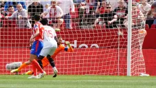 Afición de Sevilla explota contra la directiva en partido ante Atlético