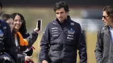 Carlos Sainz recibe multa de 20 mil euros por llegar tarde al himno de Japón