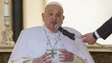 Papa Francisco aparece en el Vaticano por primera vez desde su hospitalización
