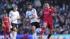 Raúl Jiménez celebra el triunfo de Fulham sobre Liverpool acompañado de su hijo