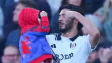 Raúl Jiménez tuvo un emotivo festejo con su pequeño hijo tras la victoria del Fulham sobre Liverpool