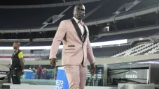 ¡Qué elegancia! Segundo Castillo sorprende con smoking rosa en Copa Libertadores