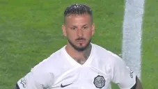 Darío Benedetto mandó a callar a la hinchada de Olimpia después de ser sustituido