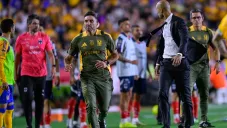 Clásico Regio: Gignac y Pizarro tienen encontronazo con cuerpo técnico de Rayados en pasillos del Universitario