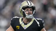 Derek Carr podría perderse toda la temporada con los Saints debido a una lesión en el hombro