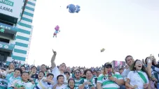 Aficionados de Santos se unen al 'Guerretón 2025' y lanzan peluches al terreno de juego