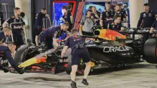Max Verstappen, en el garage de RBR del GP de Bahrein