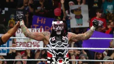 Penta Zero Miedo, en una lucha de RAW, de la WWE