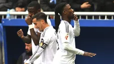 Aficionados del Real Madrid se presentan en Valdebebas