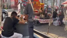 VIDEO: Vendedor en CDMX es captado rellenando botellas con agua sucia