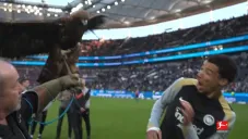 Hugo Ekitike es aterrorizado por mascota