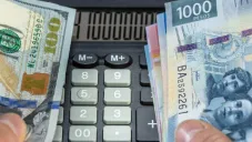 Peso mexicano se mantiene estable frente al dólar: cotiza en $20.06