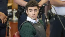 Luigi Mangione enfrenta cargos federales; la Fiscalía buscará la pena de muerte