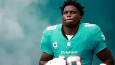 ¡Tyreek Hill vuelve a ser polémica! Graban al WR cargando a su bebé peligrosamente en un balcón