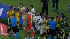 ¡Se armó la bronca! Jugadores de Barcelona y Universitario desatan pelea en Copa Libertadores