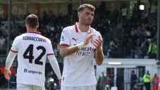 Santiago Giménez se reencuentra con gol en victoria de AC Milan ante Venezia