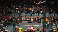 Luchador de TNA se lanza y cae al piso
