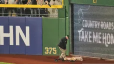 Aficionado sufre fuerte accidente tras caer 10 metros en estadio de beisbol