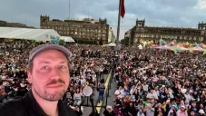 El director de cine aprovechó para tomarse una selfie con todo el público.