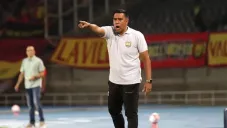 César Farías, técnico de Junior de Barranquilla, se enfrenta a periodista en conferencia