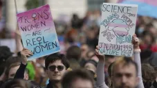 Tribunal prohíbe a mujeres transgénero jugar en equipos femeninos de futbol en Inglaterra