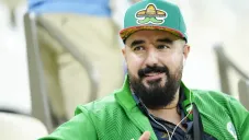 Álvaro Morales paga apuesta y lo rapan en programa en vivo