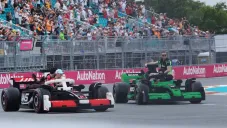 Los pilotos desfilaron en réplicas gigantes de LEGO en el GP de Miami